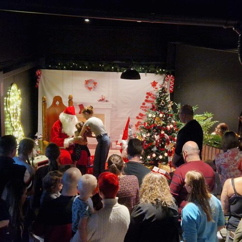 Location salle de séminaire avec ambiance et décoration (exemple : arbre de Noël)
